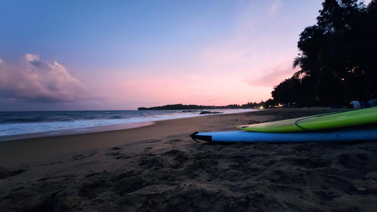 Surf Beach Hotel 아루감 베이 외부 사진