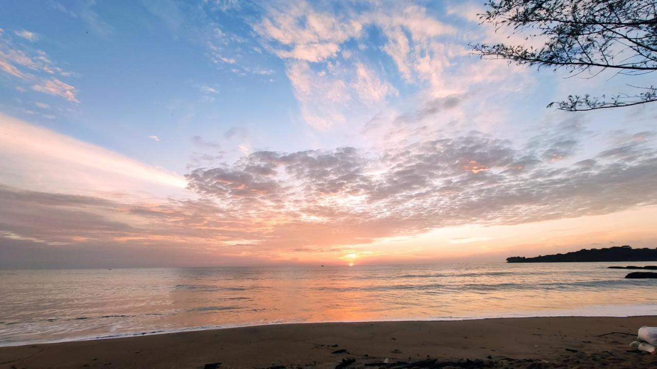 Surf Beach Hotel 아루감 베이 외부 사진